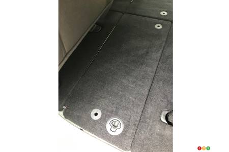 Chrysler Pacifica, floor of seocnd row